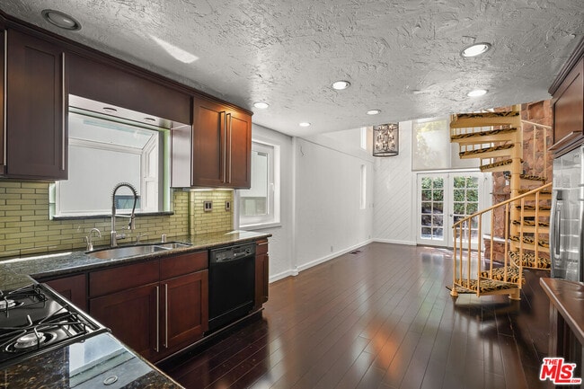 1665 N Beverly Glen Blvd in Los Angeles, CA - Building Photo - Building Photo