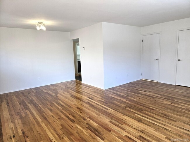 74 Ashwood Rd in Port Washington, NY - Building Photo - Building Photo