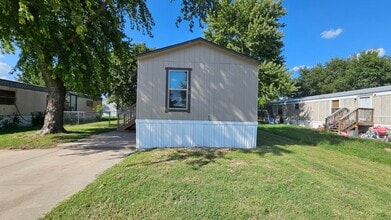 2124 E Maywood St in Wichita, KS - Building Photo - Building Photo