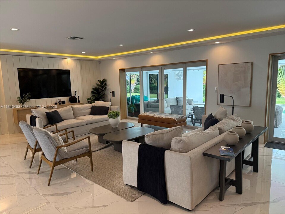 1001 Diplomat Pkwy in Hallandale Beach, FL - Building Photo