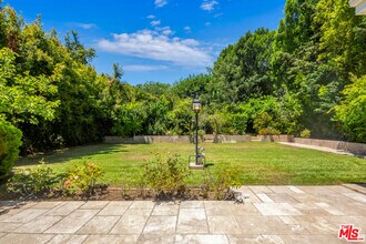 11717 Chenault St in Los Angeles, CA - Building Photo - Building Photo