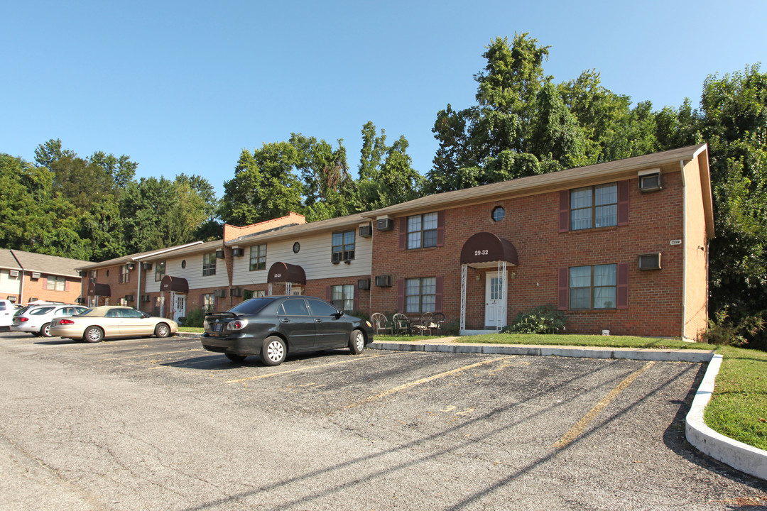 Spring Manor Apartments in New Albany, IN - Building Photo