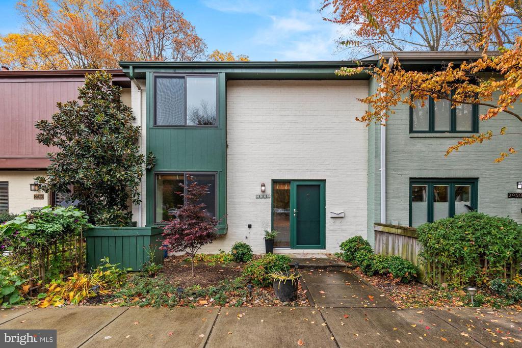 2057 Golf Course Dr in Reston, VA - Building Photo