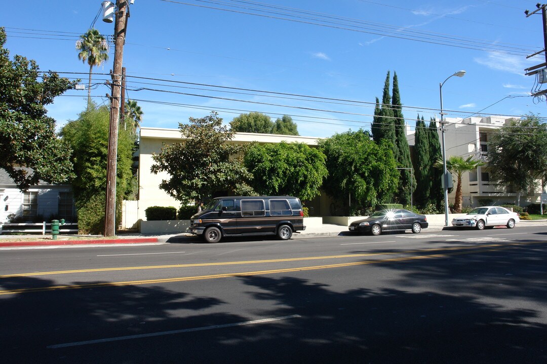 14641 Magnolia Blvd in Van Nuys, CA - Building Photo