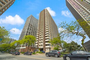 6157 N Sheridan Rd in Chicago, IL - Building Photo