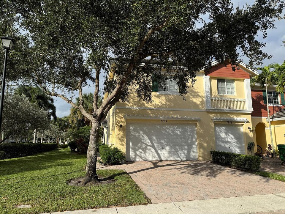 7791 Deercreek Ct in Davie, FL - Building Photo