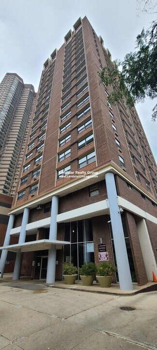 3639 N Pine Grove Ave in Chicago, IL - Building Photo
