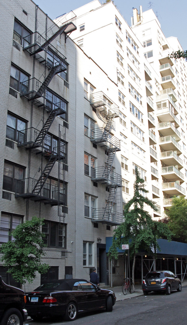 414 E 77th St in New York, NY - Building Photo - Building Photo