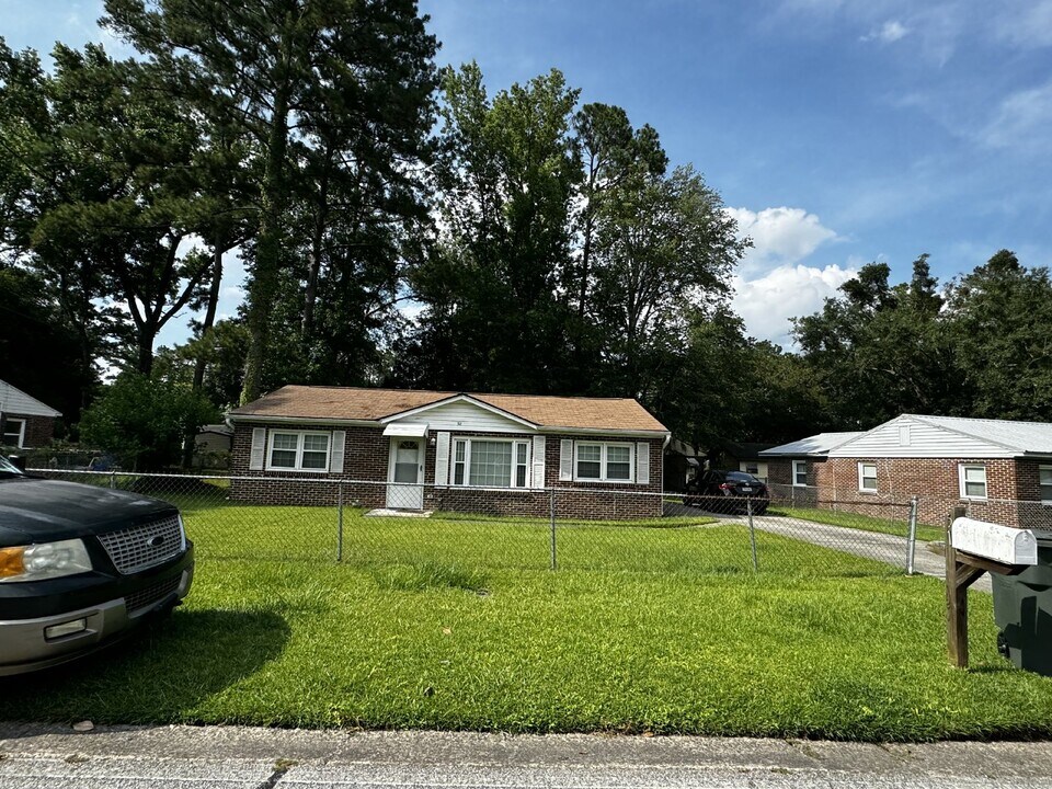 511 Eisenhower Dr in Hinesville, GA - Building Photo