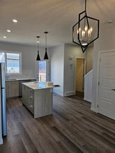 330 Ambleton St NW in Calgary, AB - Building Photo - Building Photo