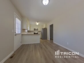 327 Westridge Rd in Elgin, SC - Foto de edificio - Building Photo