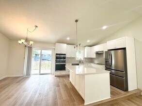 1084 Hummingbird Ln in Eagan, MN - Foto de edificio - Building Photo