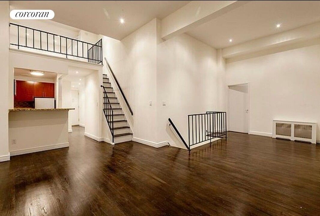 10 E 13th St in New York, NY - Building Photo