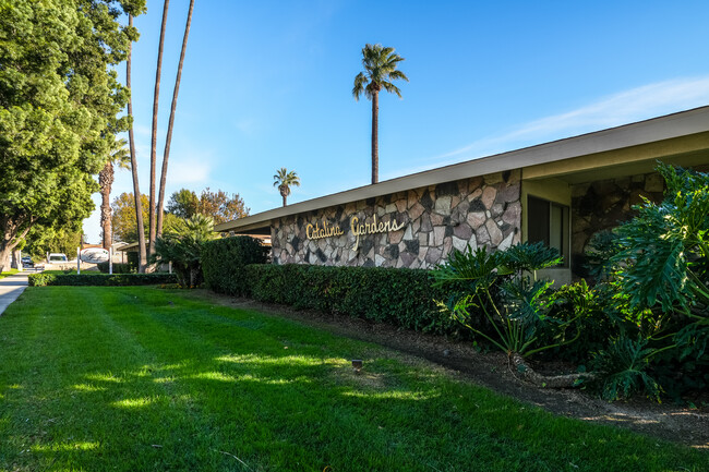 Senior Apartments 62+ Catalina Gardens in Riverside, CA - Foto de edificio - Building Photo