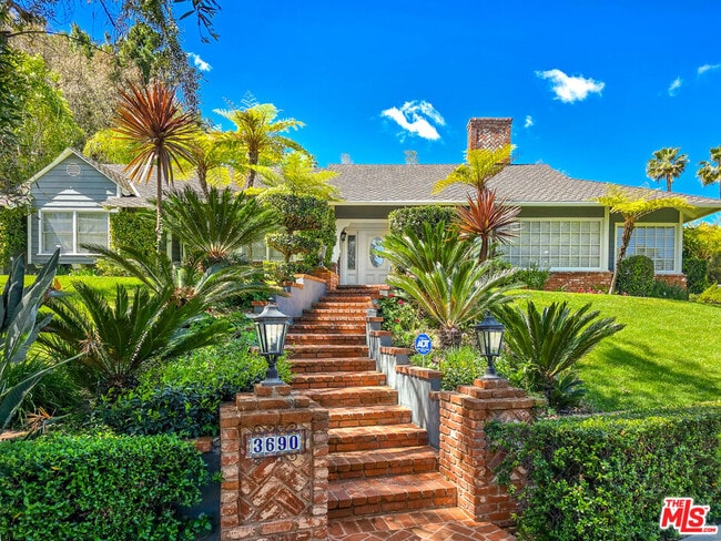 3690 Crownridge Dr in Los Angeles, CA - Building Photo - Building Photo