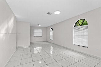 5645 Taft St, Unit 5645 in Hollywood, FL - Foto de edificio - Building Photo