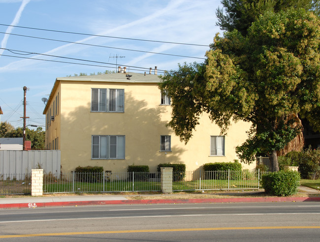 17049 Vanowen St in Van Nuys, CA - Building Photo - Building Photo