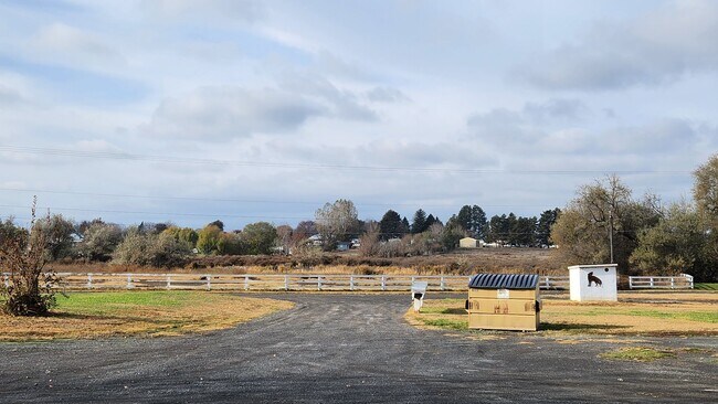 10748 Rd 4 NE-Unit -Unit #10 in Moses Lake, WA - Foto de edificio - Building Photo