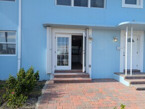 2706 Pass a Grille Way, Unit 4 in St Pete Beach, FL - Foto de edificio - Building Photo