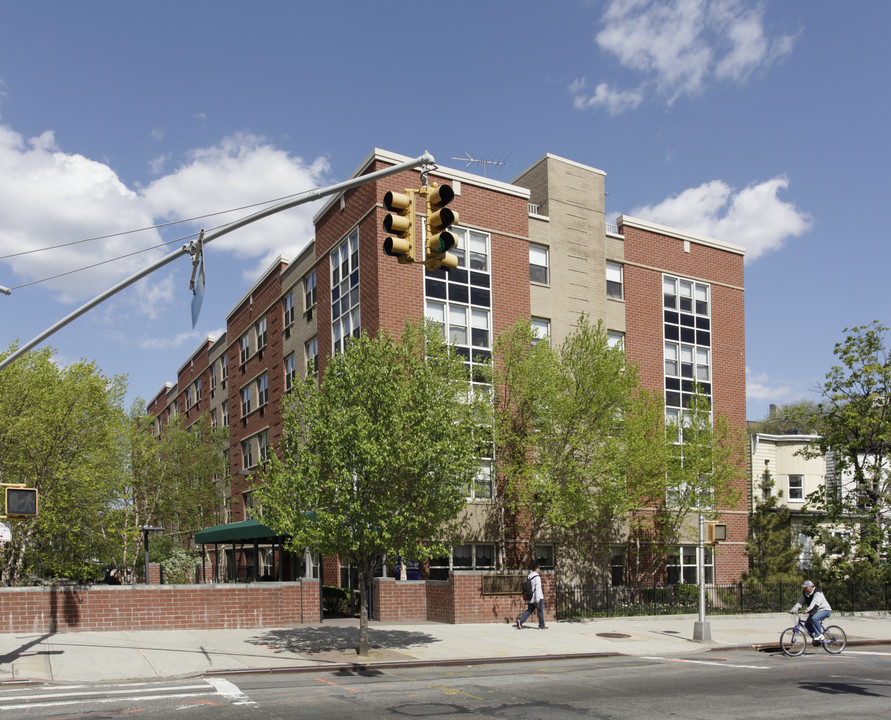 Harry and Jeanette Weinberg in Flushing, NY - Building Photo