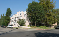 Royal Oaks Apartments in Van Nuys, CA - Building Photo - Building Photo