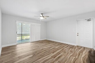 2518 SE Anchorage Cove in Port St. Lucie, FL - Foto de edificio - Building Photo