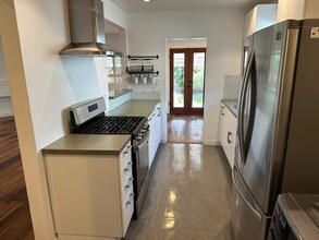 5825 Kester Ave in Van Nuys, CA - Foto de edificio - Building Photo