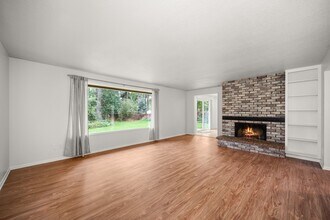 6 E Regina Ave in Spokane, WA - Foto de edificio - Building Photo