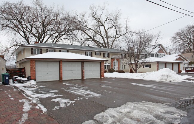 Lake Shore Apartments in Brooklyn Center, MN - Foto de edificio - Building Photo