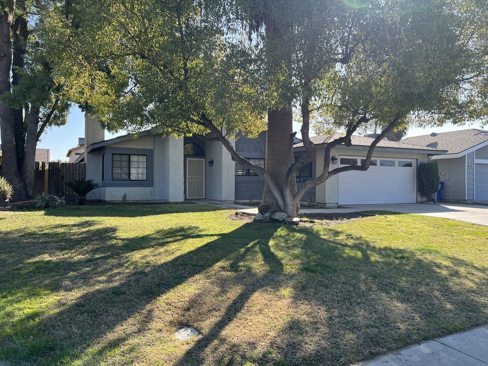 9117 Lacroix Ct in Bakersfield, CA - Foto de edificio