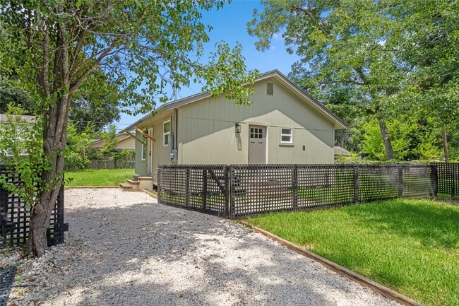 property at 1904 Pasadena St
