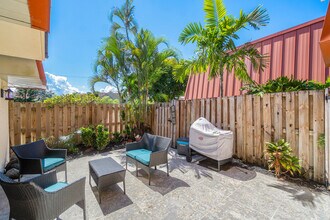 3211 Gardens E Dr in Palm Beach Gardens, FL - Building Photo - Building Photo