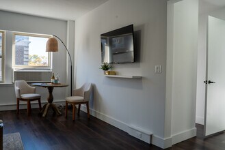 1553 W Hollywood Ave, Unit 1555-401 in Chicago, IL - Building Photo - Building Photo
