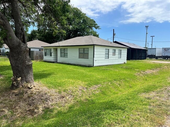 329 S 11th St in La Porte, TX - Building Photo - Building Photo