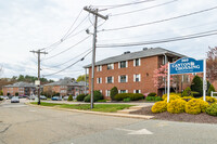 River Oaks Condominiums in Canton, MA - Foto de edificio - Building Photo