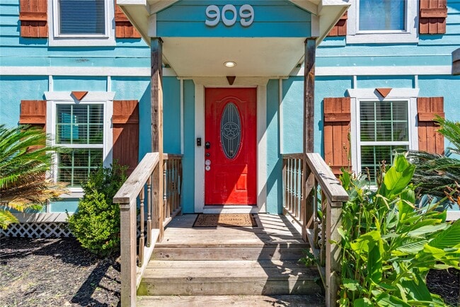 property at 909 32nd St