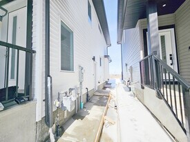 1812 155 Ave NW in Edmonton, AB - Building Photo