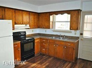 6176 Edward St in Norfolk, VA - Foto de edificio - Building Photo