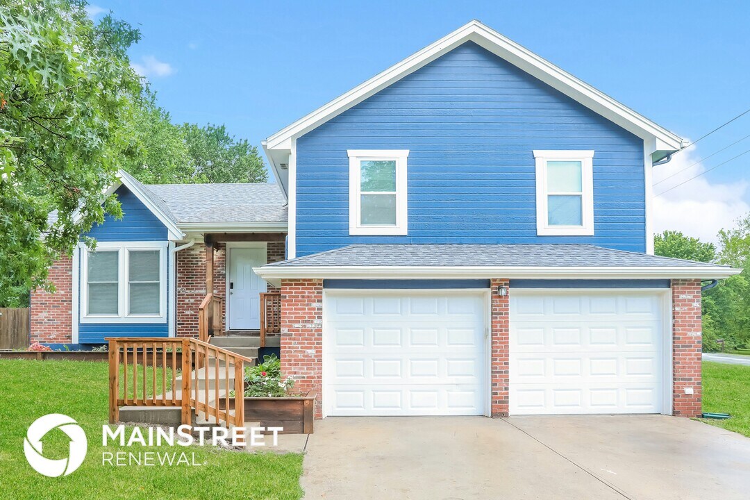 1811 Patricia Dr in Kearney, MO - Building Photo