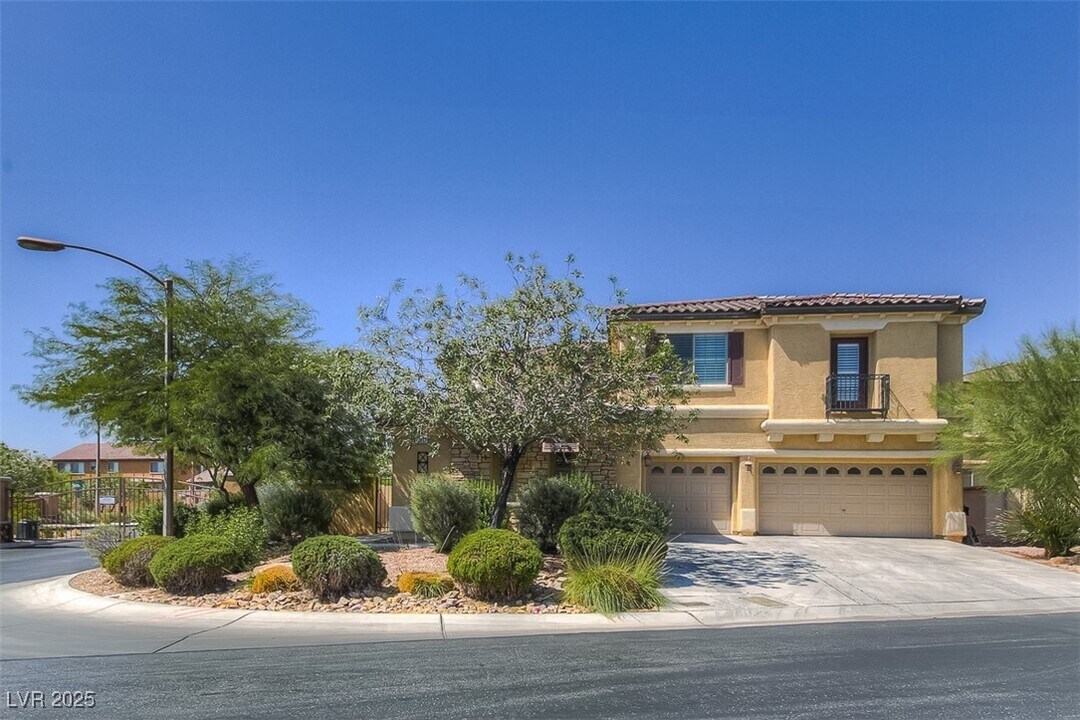 10057 Portula Valley St in Las Vegas, NV - Foto de edificio