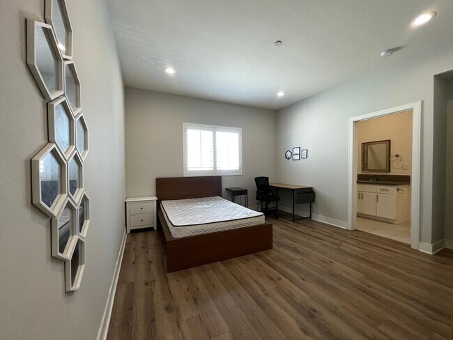 2013 Raymond Ave, Unit 2013 Raymond Ave-3B3B in Los Angeles, CA - Foto de edificio - Building Photo