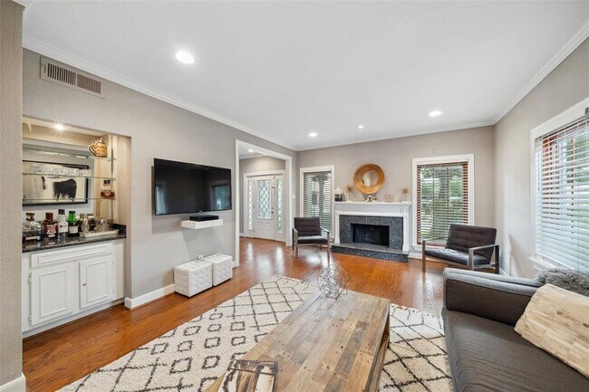 624 Augusta Dr in Houston, TX - Foto de edificio - Building Photo