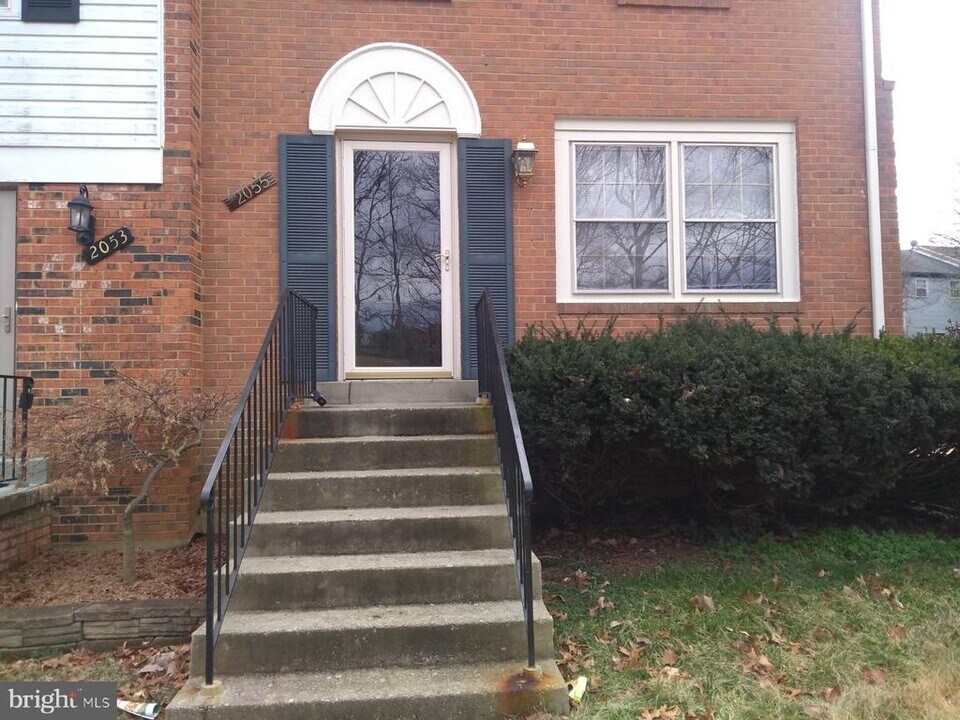 2055 Pilgrim Dr in Woodbridge, VA - Building Photo
