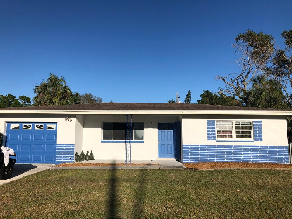 5925 1st St NE in St. Petersburg, FL - Building Photo