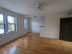 338 Tudor Ct in Glencoe, IL - Building Photo - Building Photo