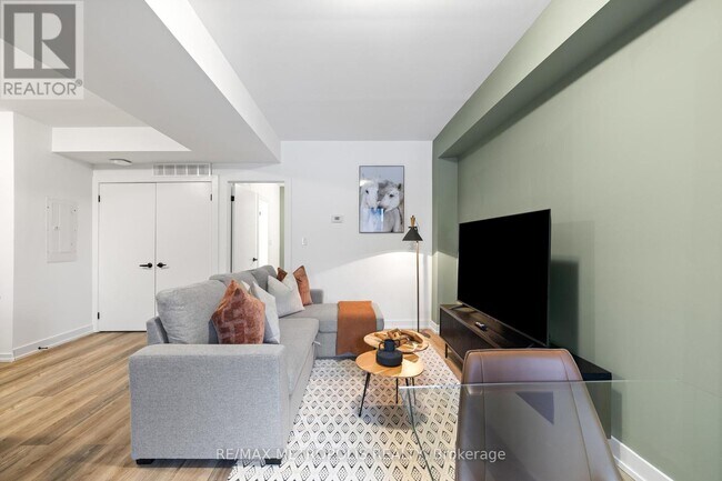 447 Lansdowne Ave in Toronto, ON - Building Photo - Building Photo