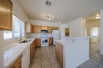 11827 W Roanoke Ave in Avondale, AZ - Building Photo - Building Photo