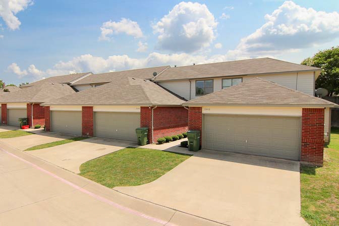 Wykeham Townhomes in Garland, TX - Building Photo