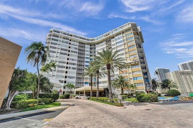 100 Golden Isles Dr in Hallandale Beach, FL - Building Photo - Building Photo