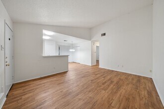 100 Meteor Dr in Austin, TX - Foto de edificio - Building Photo